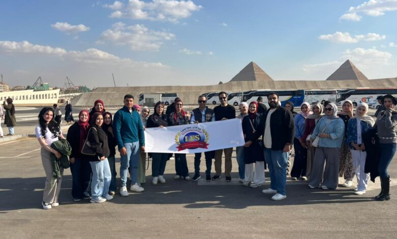 طلاب آداب المنصورة يزورون المتحف المصري الكبير والأهرامات ضمن برنامج التعلم التطبيقي