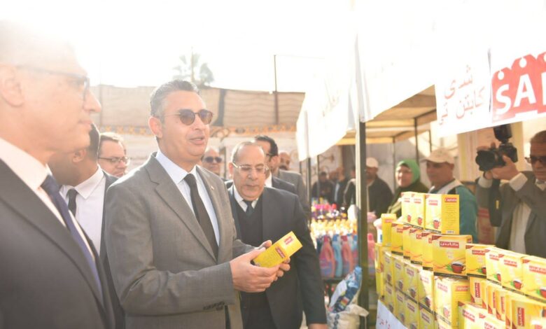 وزير التموين ومحافظ الجيزة يفتتحان سوق «اليوم الواحد» بشارع فيصل بتخفيضات 20% وزير التموين ومحافظ الجيزة يفتتحان سوق «اليوم الواحد» بشارع فيصل بتخفيضات 20%