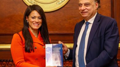 رانيا المشاط تهدي لجنة الشئون الخارجية بمجلس الشيوخ نسخة من كتابها حول الدبلوماسية الاقتصادية والتمويل الإنمائي