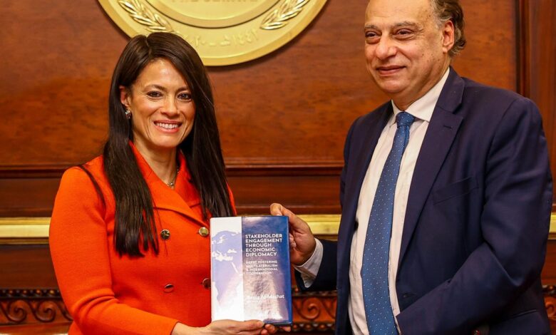 رانيا المشاط تهدي لجنة الشئون الخارجية بمجلس الشيوخ نسخة من كتابها حول الدبلوماسية الاقتصادية والتمويل الإنمائي