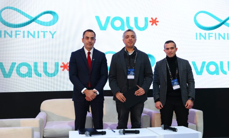 فاليو وإنفنيتي توقعان شراكة استراتيجية لتمويل شواحن السيارات الكهربائية في مصر