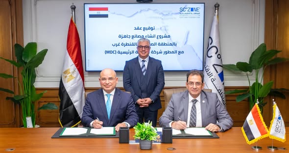 رئيس اقتصادية قناة السويس يشهد توقيع عقد تطوير 200 ألف متر صناعي مع MDC 