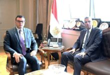 وزير الإسكان يبحث مع محافظ أسوان تعزيز العمل المشترك وتطوير مشروعات الصرف الصحي