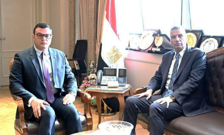 وزير الإسكان يبحث مع محافظ أسوان تعزيز العمل المشترك وتطوير مشروعات الصرف الصحي