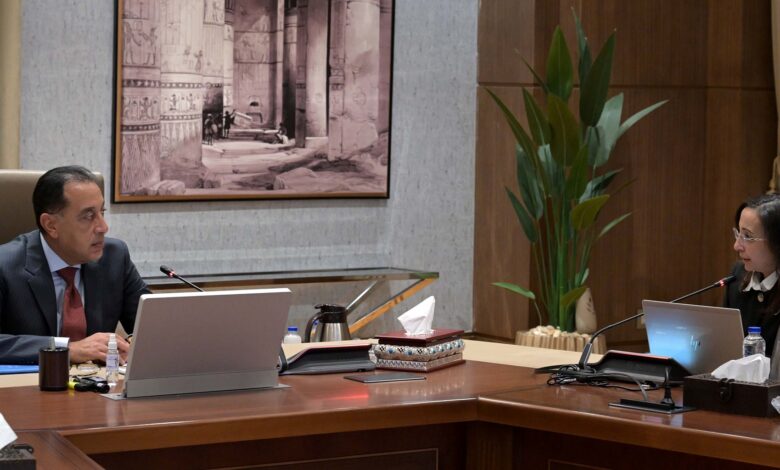 رئيس الوزراء يتابع مع محافظ البحيرة المشروعات التنموية والخدمية لتعزيز البنية الأساسية والاستثمار