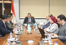 وزير الإسكان يبحث مع الشركة الوطنية للطرق تنظيم إعلانات المحاور الرئيسية