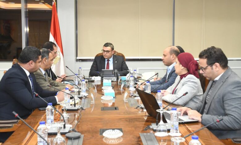 وزير الإسكان يبحث مع الشركة الوطنية للطرق تنظيم إعلانات المحاور الرئيسية