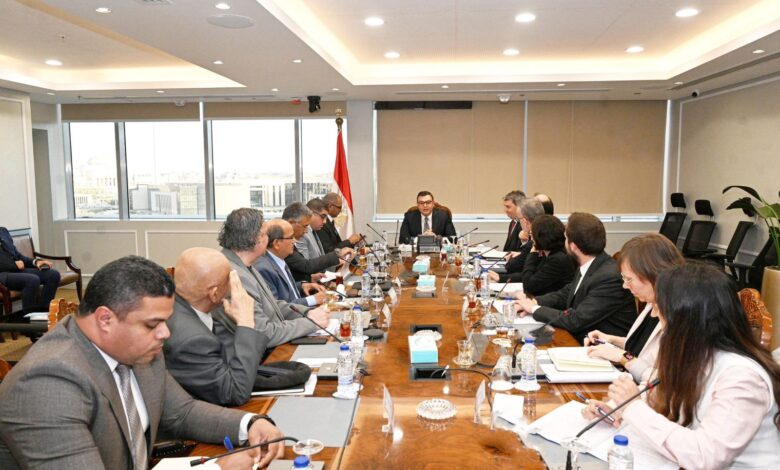 وزير الإسكان يستقبل وفد بنك الاستثمار الأوروبي لبحث تعزيز التعاون ومتابعة المشروعات المشتركة وزير الإسكان يستقبل وفد بنك الاستثمار الأوروبي لبحث تعزيز التعاون ومتابعة المشروعات المشتركة