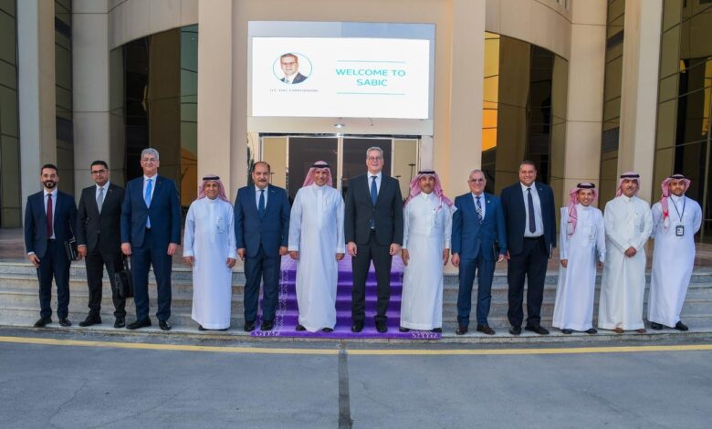 وزير البترول يبحث تعزيز التعاون في مجال البتروكيماويات مع شركة سابك السعودية