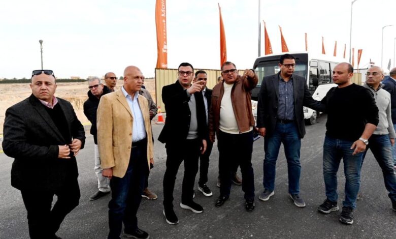 وزير الإسكان يتفقد مشروعات تطوير الطرق والمحاور الرئيسية ومداخل مدينة الشيخ زايد