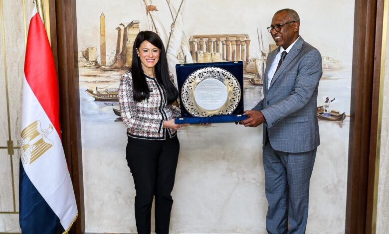 وزيرة التخطيط تُكرم المدير القطري لـ«إيفاد»