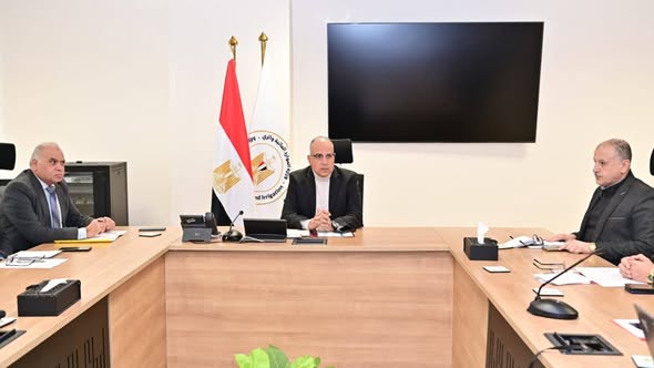 وزير الري يوجه بسرعة طرح الأعمال وتجريف حشائش مصرف كيتشنر
