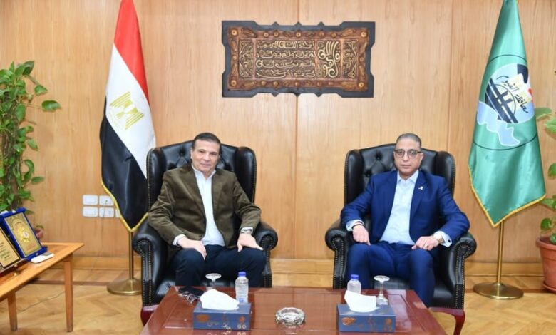 وزير الزراعة يتابع مع محافظ الفيوم عدد من المشروعات الزراعية الإنتاجية والخدمية بالمحافظة وزير الزراعة يتابع مع محافظ الفيوم عدد من المشروعات الزراعية الإنتاجية والخدمية بالمحافظة