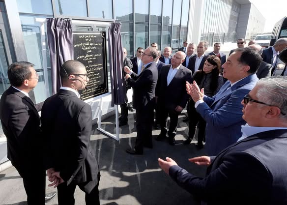 رئيس الوزراء يفتتح مجمع مصانع “إيليت سولار” باستثمارات 116 مليون دولار رئيس الوزراء يفتتح مجمع مصانع “إيليت سولار” باستثمارات 116 مليون دولار