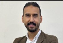 «تروما الصحافة الاقتصادية».. كيف تصنع الأزمات المالية صدمة نفسية خفية داخل غرف الأخبار؟