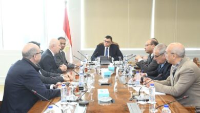 وزير الإسكان يلتقي وفد شركة سان جوبان الفرنسية لبحث التعاون في مواد البناء والمباني الخضراء