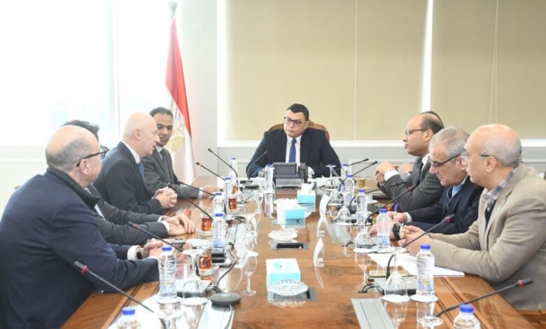 وزير الإسكان يلتقي وفد شركة سان جوبان الفرنسية لبحث التعاون في مواد البناء والمباني الخضراء