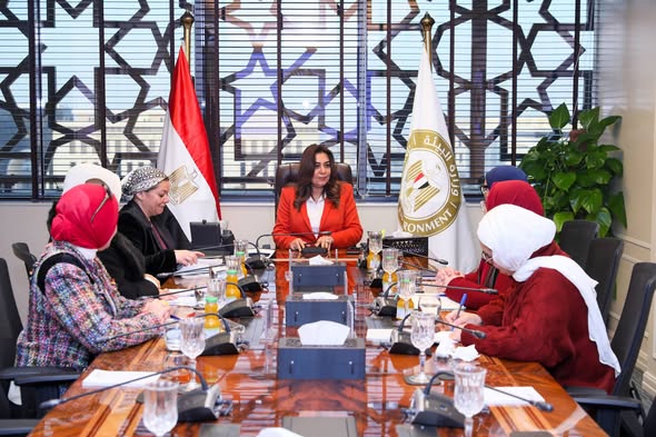 منال عوض تعقد اجتماعًا لمتابعة جهود تحسين البيئة الصناعية والطاقة المستدامة
