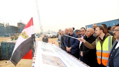 «ملحمة عظيمة على أرض مصر».. وزير النقل يتفقد مشروع القطار الكهربائي السريع
