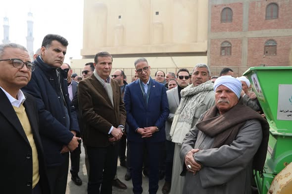 وزير الزراعة ومحافظ الفيوم يوزعان 15 “فراطة ذرة” على صغار المزارعين بالمحافظة