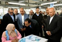 45 خط إنتاج و2200 عامل.. مصنع “الجيزة للملابس الجاهزة” يصدّر 800 ألف قطعة شهريًا