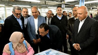 45 خط إنتاج و2200 عامل.. مصنع “الجيزة للملابس الجاهزة” يصدّر 800 ألف قطعة شهريًا 45 خط إنتاج و2200 عامل.. مصنع “الجيزة للملابس الجاهزة” يصدّر 800 ألف قطعة شهريًا