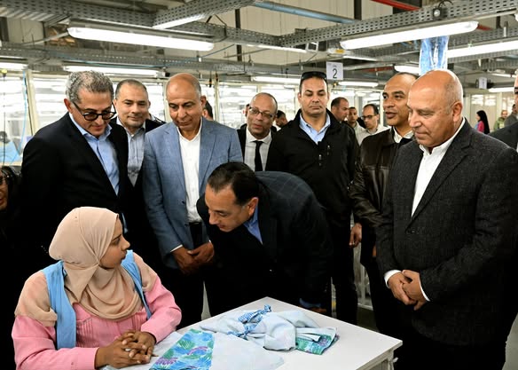 45 خط إنتاج و2200 عامل.. مصنع “الجيزة للملابس الجاهزة” يصدّر 800 ألف قطعة شهريًا