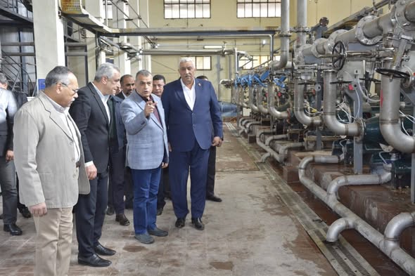 وزير الإنتاج الحربي يتابع سير الإنتاج بشركة أبو زعبل للكيماويات المتخصصة