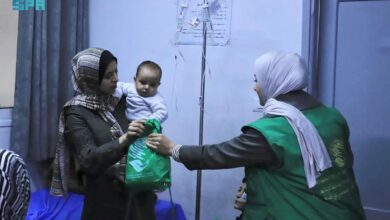 مركز الملك سلمان للإغاثة يوزع الملابس الشتوية على المرضى والطواقم الطبية في مستشفيات غزة