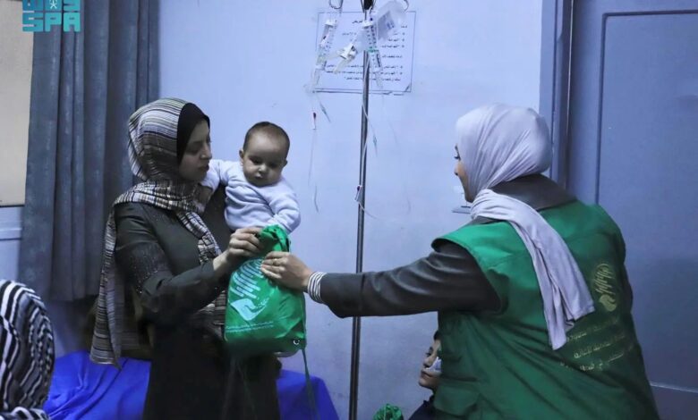 مركز الملك سلمان للإغاثة يوزع الملابس الشتوية على المرضى والطواقم الطبية في مستشفيات غزة مركز الملك سلمان للإغاثة يوزع الملابس الشتوية على المرضى والطواقم الطبية في مستشفيات غزة