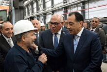 رئيس الوزراء يجري حوارًا وديًا مع العاملين بمصنع سيماف حول خطط التطوير الجديدة