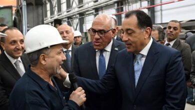 رئيس الوزراء يجري حوارًا وديًا مع العاملين بمصنع سيماف حول خطط التطوير الجديدة