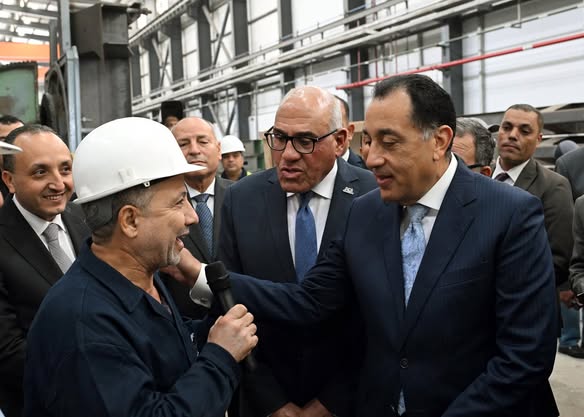 رئيس الوزراء يجري حوارًا وديًا مع العاملين بمصنع سيماف حول خطط التطوير الجديدة رئيس الوزراء يجري حوارًا وديًا مع العاملين بمصنع سيماف حول خطط التطوير الجديدة