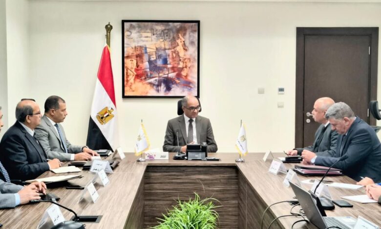 نائب وزير الإسكان يتابع سير العمل في الملفات الاستراتيجية لقطاع المرافق