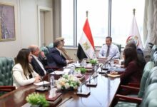 وزير الصحة يعقد اجتماعًا مع ممثلي شركة المراسم لمتابعة التدفقات المالية بعددٍ من المشروعات الصحية