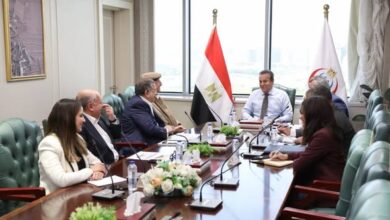 وزير الصحة يعقد اجتماعًا مع ممثلي شركة المراسم لمتابعة التدفقات المالية بعددٍ من المشروعات الصحية