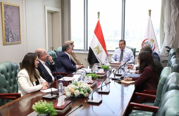 وزير الصحة يعقد اجتماعًا مع ممثلي شركة المراسم لمتابعة التدفقات المالية بعددٍ من المشروعات الصحية