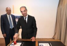 وزير الاتصالات يتفقد معرض الرواد لهواة جمع الطوابع ويدشن طابعًا تذكاريًا بمناسبة مرور 160 عامًا على أول طابع بريد مصري