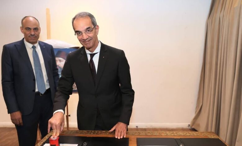 وزير الاتصالات يتفقد معرض الرواد لهواة جمع الطوابع ويدشن طابعًا تذكاريًا بمناسبة مرور 160 عامًا على أول طابع بريد مصري