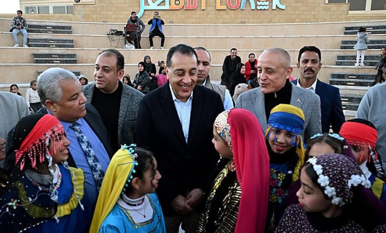 في ختام زيارته للأقصر.. رئيس الوزراء يتفقد أعمال تطوير كورنيش النيل ويشاهد عروضًا فنية بالمسرح الروماني بالبر الغربي