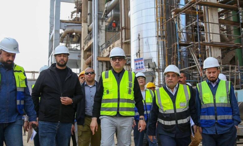 وزير قطاع الأعمال العام يتفقد مشروع إعادة تشغيل مصانع الدلتا للأسمدة