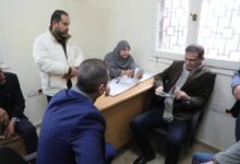 وزير الزراعة يسير أكثر من 2 كيلومتر على الأقدام لإنصاف مزارع بالفيوم بعد شكوى نقص حصته من الأسمدة