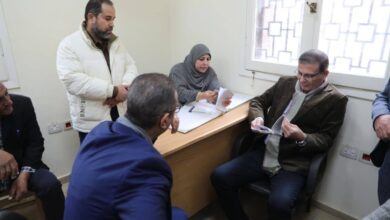 وزير الزراعة يسير أكثر من 2 كيلومتر على الأقدام لإنصاف مزارع بالفيوم بعد شكوى نقص حصته من الأسمدة