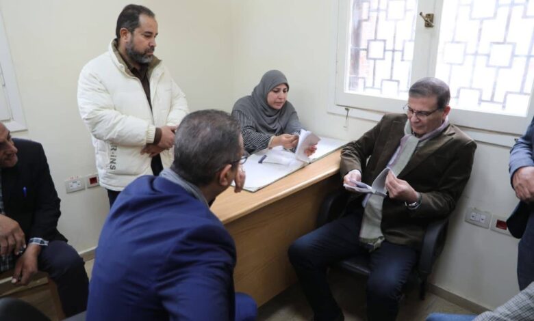 وزير الزراعة يسير أكثر من 2 كيلومتر على الأقدام لإنصاف مزارع بالفيوم بعد شكوى نقص حصته من الأسمدة وزير الزراعة يسير أكثر من 2 كيلومتر على الأقدام لإنصاف مزارع بالفيوم بعد شكوى نقص حصته من الأسمدة