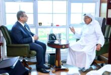 رجل الأعمال خلف الحبتور يلتقي المدير الإقليمي للبنك الأهلي المصري في الإمارات “صور”