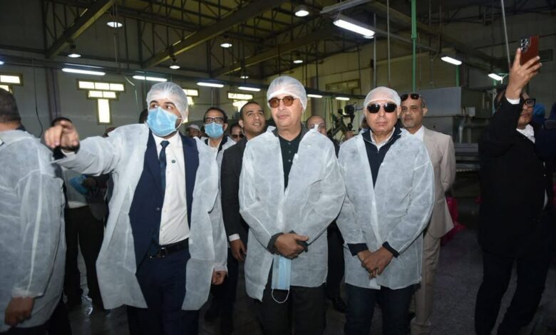 وزير التموين ومحافظ المنيا يتفقدان مصنع سكر أبو قرقاص مع بدء موسم حصاد القصب