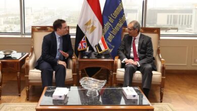 وزير الاتصالات يجتمع بسفير المملكة المتحدة بالقاهرة لتعزيز الاستثمارات البريطانية وتوسيع التعاون الرقمي في مصر