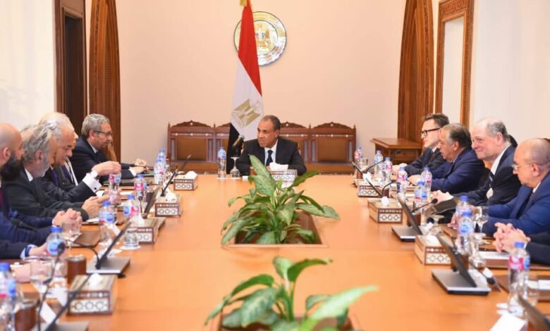 وزير الخارجية يستقبل وفدًا من رجال الأعمال الكنديين لتعزيز التعاون الاقتصادي والاستثماري
