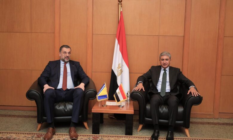 شريف فتحي يلتقي وزير خارجية البوسنة والهرسك لتعزيز التعاون السياحي والأثري