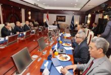 الفريق أسامة ربيع يلتقي ممثلي الخطوط والتوكيلات الملاحية لمتابعة حركة الملاحة بالقناة بعد استقرار الأوضاع بالبحر الأحمر